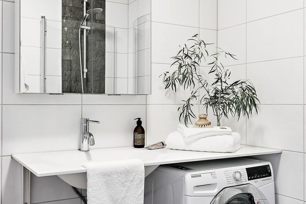 Immagine di una stanza da bagno nordica con piastrelle bianche