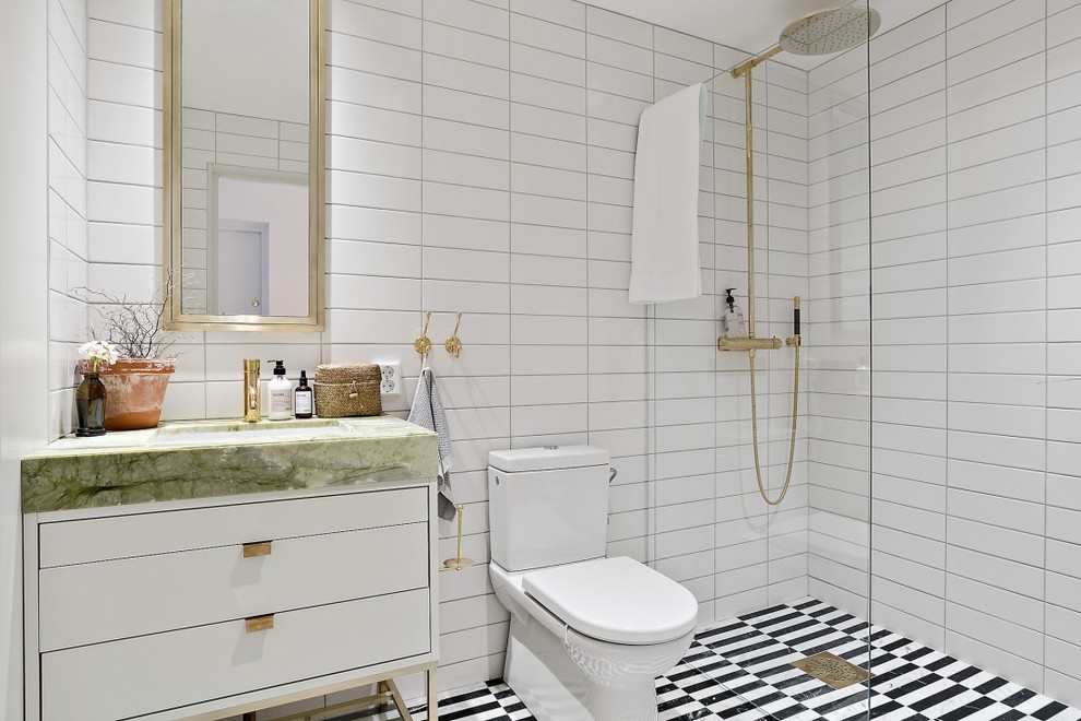Inspiration för ett funkis badrum med dusch, med släta luckor, vita skåp, en kantlös dusch, en toalettstol med separat cisternkåpa, svart och vit kakel, vit kakel, vita väggar, ett konsol handfat, tunnelbanekakel, klinkergolv i porslin och med dusch som är öppen