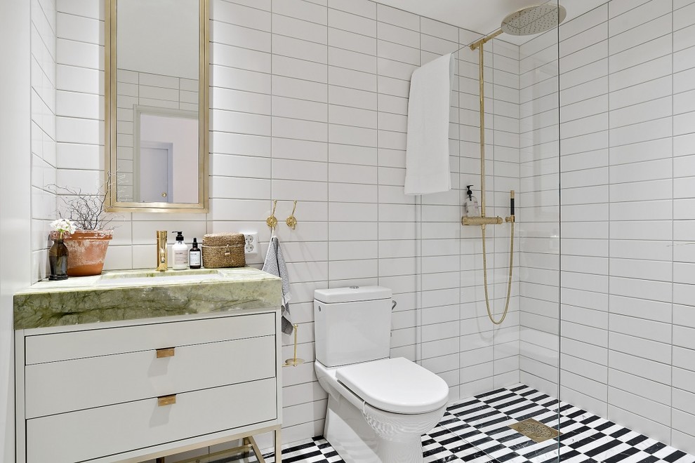 Idée de décoration pour une salle d'eau design avec un placard à porte plane, des portes de placard blanches, une douche à l'italienne, WC séparés, un carrelage noir et blanc, un carrelage blanc, un mur blanc, un plan vasque, un carrelage métro, un sol en carrelage de porcelaine et aucune cabine.