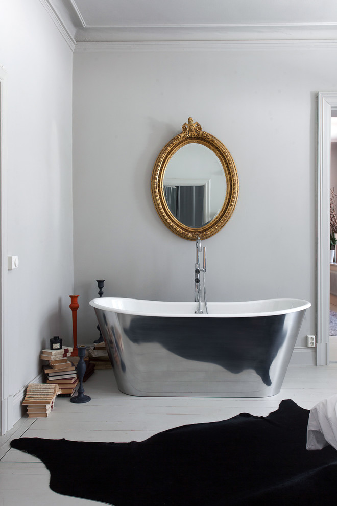Mittelgroßes Badezimmer En Suite mit freistehender Badewanne, grauer Wandfarbe und gebeiztem Holzboden in Stockholm