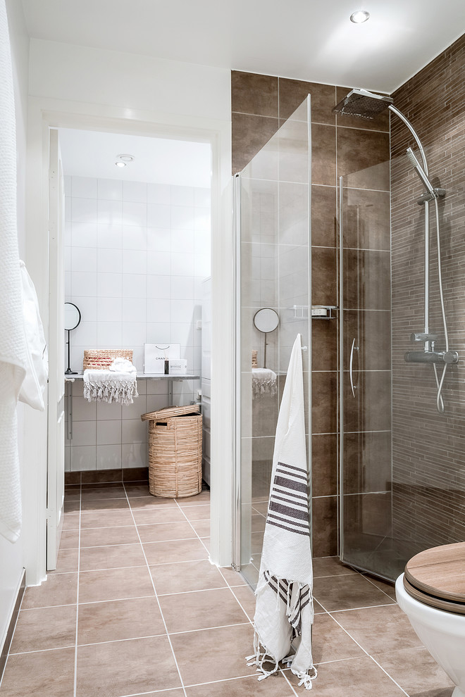 Idées déco pour une salle de bain scandinave de taille moyenne avec une douche d'angle, un carrelage marron, un carrelage blanc, des carreaux en allumettes, un mur marron et une cabine de douche à porte battante.