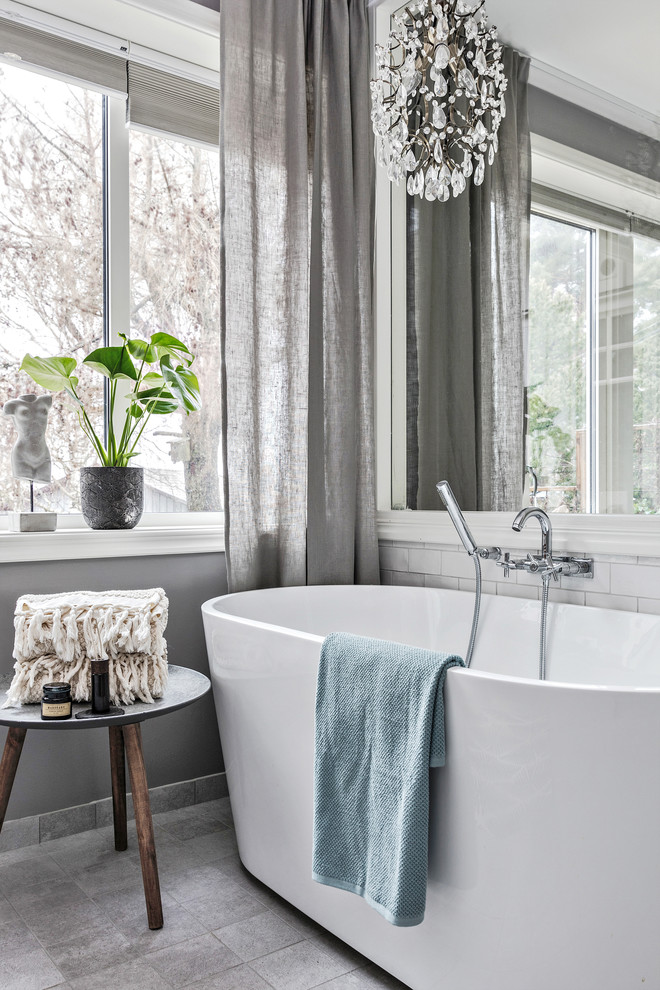 ヨーテボリにあるトランジショナルスタイルのおしゃれな浴室の写真