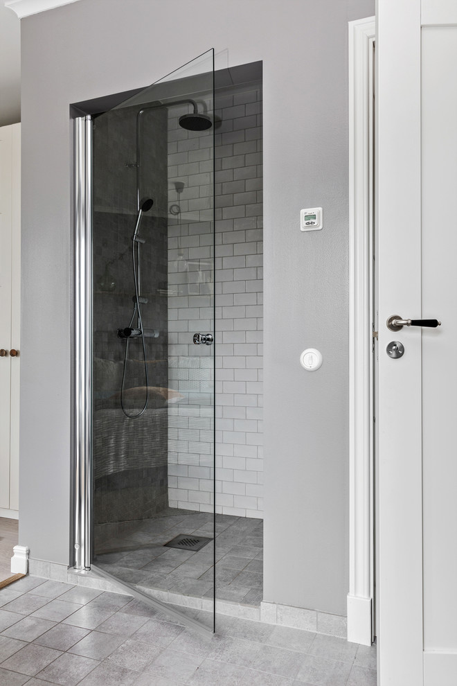 Foto di una stanza da bagno con doccia minimalista con doccia alcova e porta doccia a battente