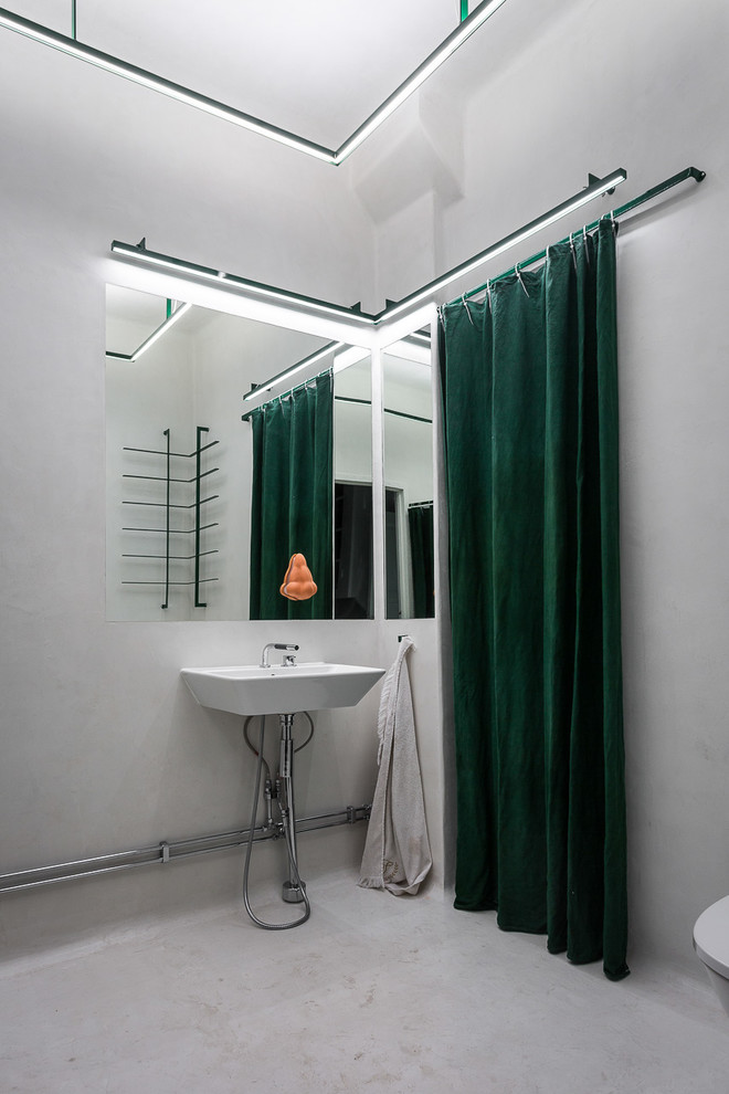Foto på ett mellanstort industriellt badrum med dusch, med en hörndusch, en toalettstol med hel cisternkåpa, grå kakel och mosaikgolv
