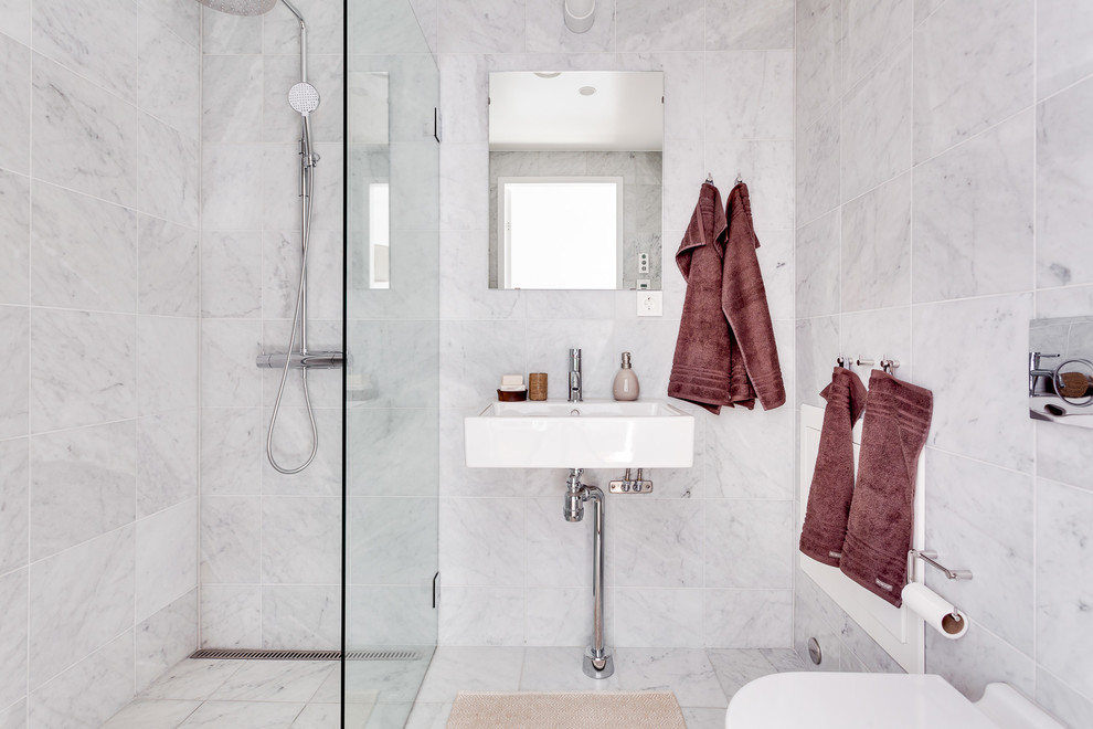 На фото: ванная комната среднего размера в стиле модернизм с угловым душем, серой плиткой, серыми стенами, мраморным полом и раковиной с пьедесталом