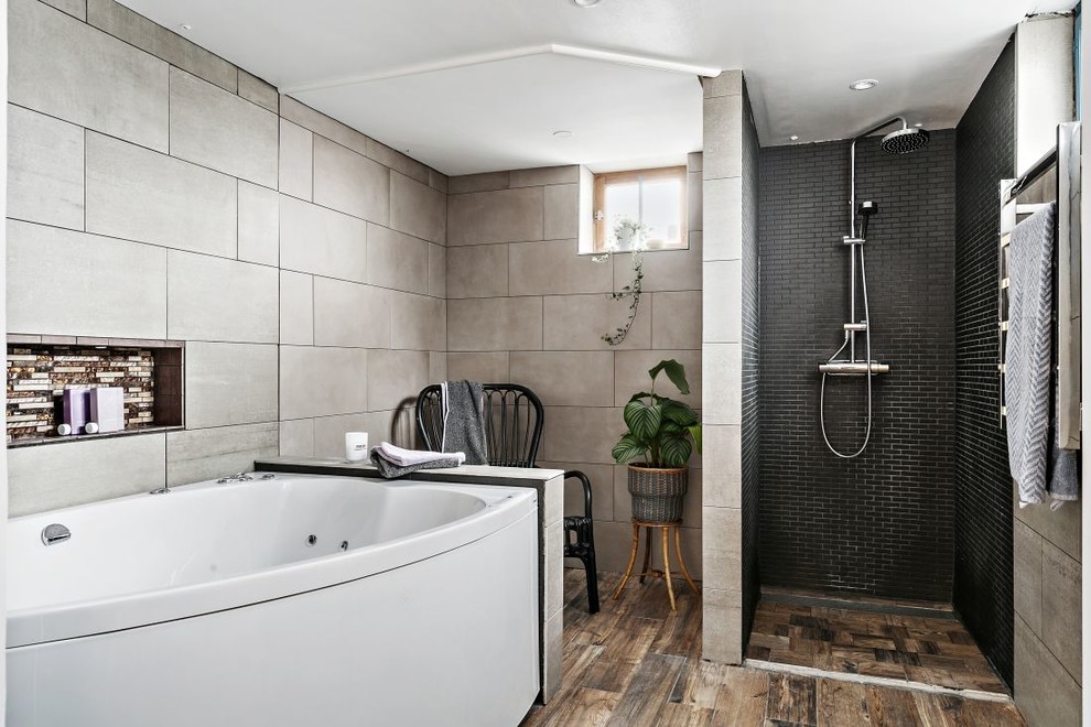 Idéer för att renovera ett vintage en-suite badrum, med en jacuzzi, en kantlös dusch, grå kakel, mellanmörkt trägolv, brunt golv och med dusch som är öppen