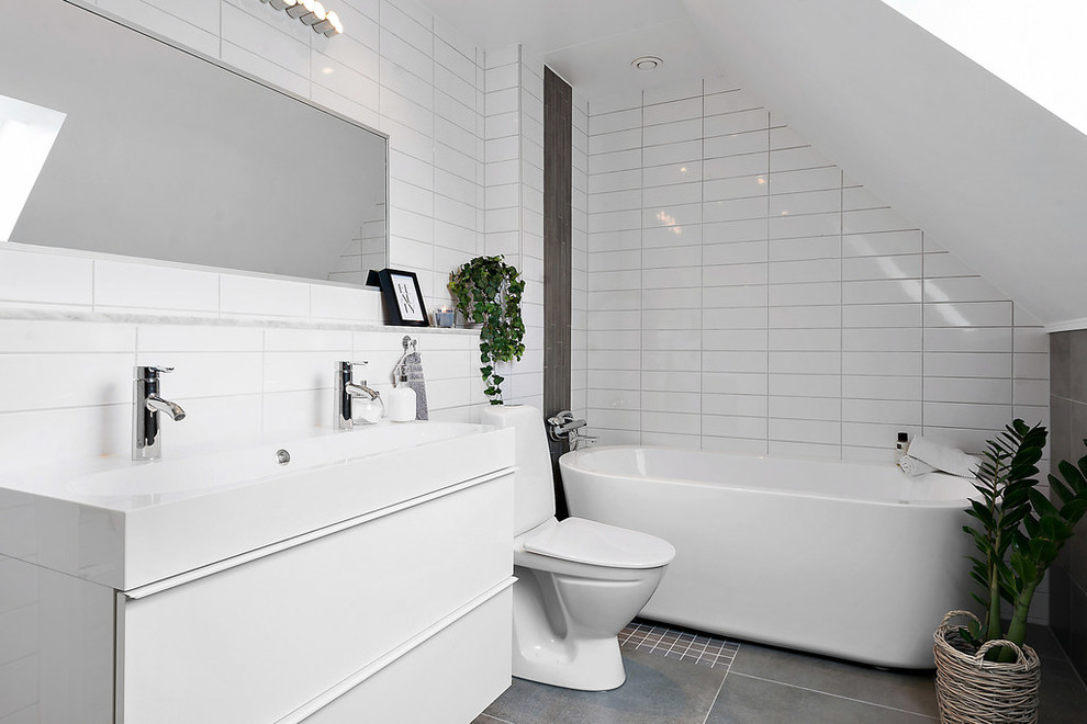 マルメにある北欧スタイルのおしゃれな浴室の写真