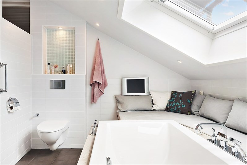 Idee per una grande stanza da bagno con doccia minimal con vasca idromassaggio, WC sospeso, piastrelle bianche, pareti bianche, pavimento con piastrelle in ceramica e pavimento grigio