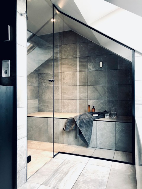 Badrum med walk-in shower, ångbad, snedtak och djupt takfönster. -  Industrial - Bathroom - Stockholm - by RÅFINT STOCKHOLM | Houzz