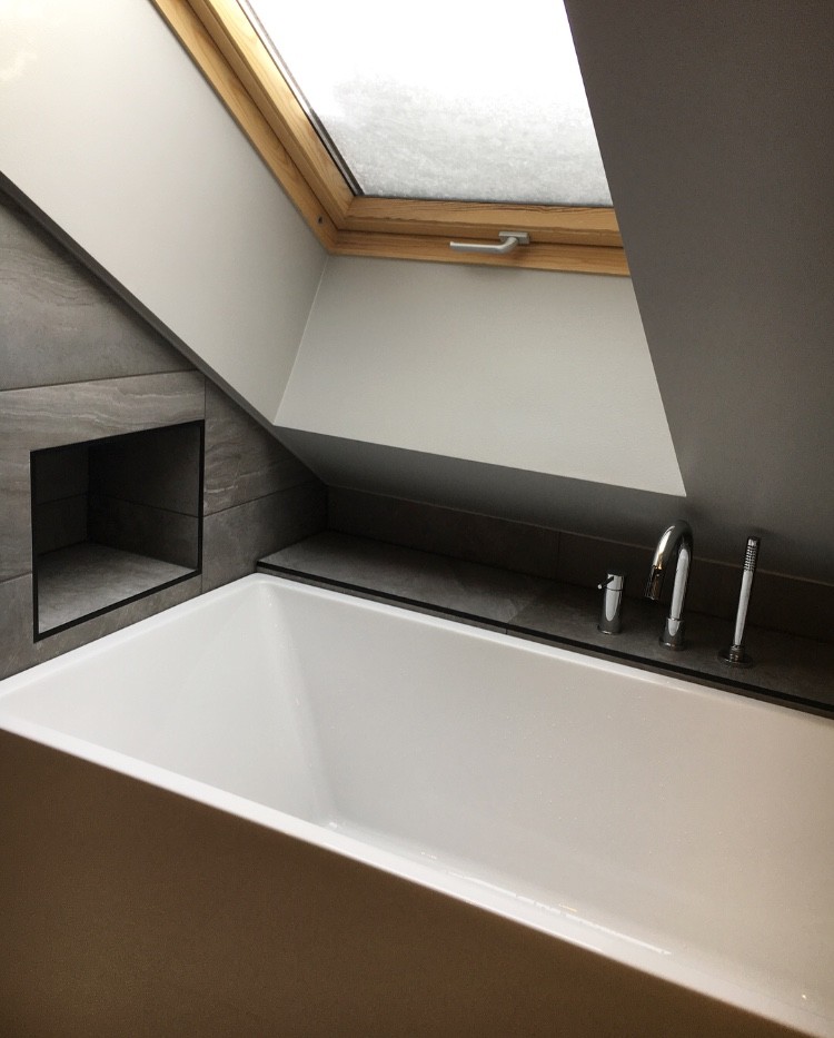 Badrum med walk-in shower, ångbad, snedtak och djupt takfönster. -  Industrial - Bathroom - Stockholm - by RÅFINT STOCKHOLM | Houzz