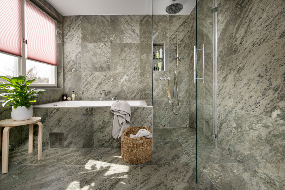 Inredning av ett modernt badrum med dusch, med ett platsbyggt badkar, en hörndusch, en vägghängd toalettstol, grön kakel, keramikplattor, gröna väggar, klinkergolv i keramik och grönt golv