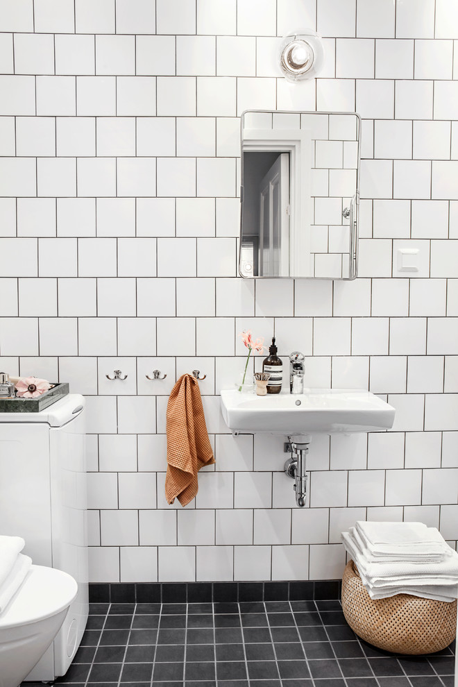 Пример оригинального дизайна: маленькая главная ванная комната в скандинавском стиле с плоскими фасадами, белой плиткой, керамогранитной плиткой, белыми стенами, полом из известняка и подвесной раковиной для на участке и в саду