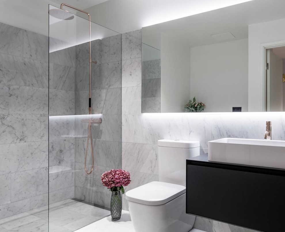 Стильный дизайн: большая ванная комната в скандинавском стиле с угловым душем, унитазом-моноблоком, серой плиткой, душевой кабиной и открытым душем - последний тренд