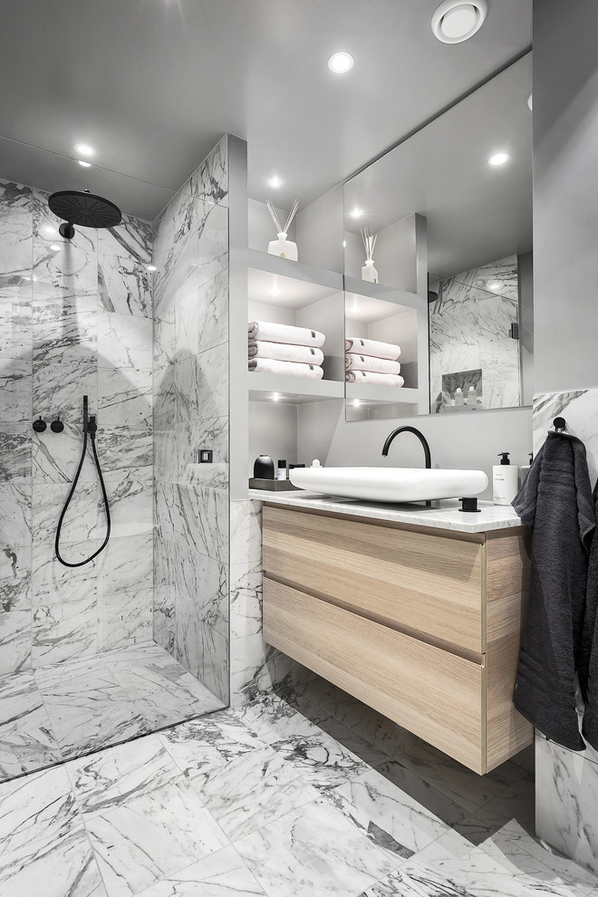 Großes Nordisches Duschbad mit flächenbündigen Schrankfronten, hellen Holzschränken, grauer Wandfarbe, Marmorboden und Marmor-Waschbecken/Waschtisch in Stockholm