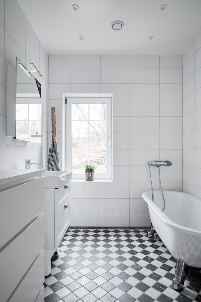 Exempel på ett minimalistiskt badrum, med vit kakel