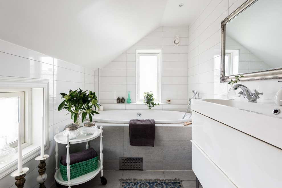 Idéer för att renovera ett mellanstort nordiskt badrum med dusch, med vita skåp, ett platsbyggt badkar, vita väggar, ett integrerad handfat, släta luckor, en dusch/badkar-kombination, tunnelbanekakel och klinkergolv i keramik