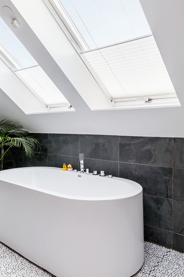 Modernes Badezimmer mit Schieferfliesen in Malmö