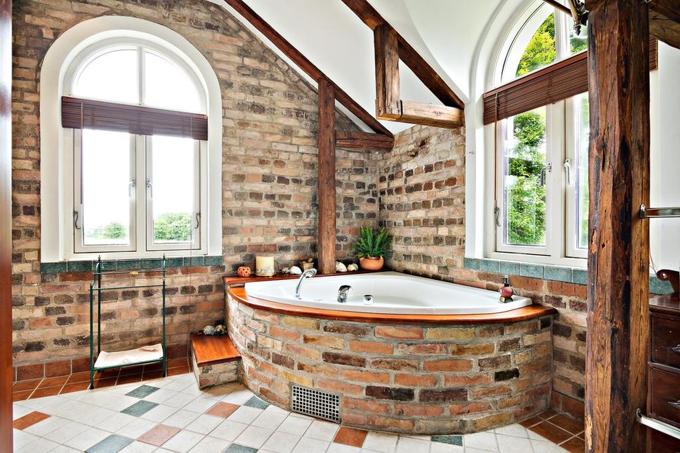 Inspiration för mellanstora rustika badrum, med öppna hyllor, vit kakel, keramikplattor, bruna väggar och kalkstensgolv