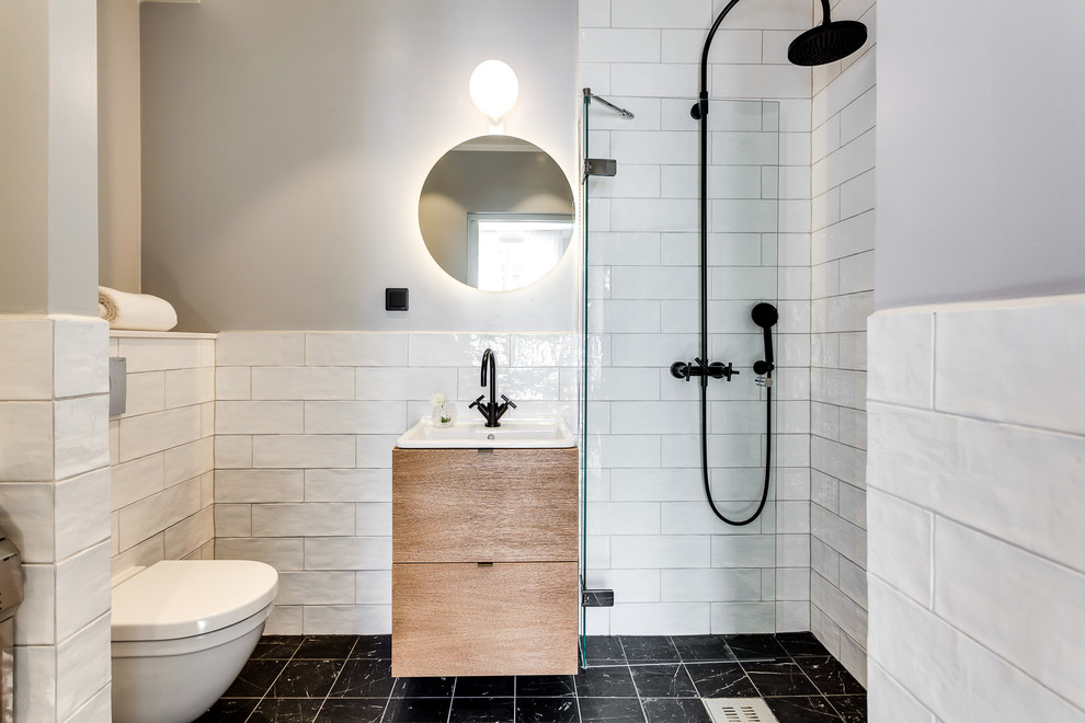 Kleines Modernes Badezimmer mit flächenbündigen Schrankfronten und hellbraunen Holzschränken in Stockholm