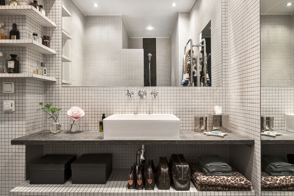На фото: большая ванная комната в скандинавском стиле с бежевой плиткой, плиткой мозаикой, бежевыми стенами, полом из мозаичной плитки, душевой кабиной, монолитной раковиной и столешницей из известняка