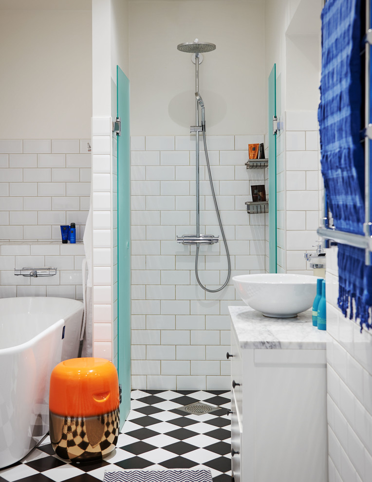 Inspiration för mellanstora moderna grått en-suite badrum, med en kantlös dusch, vit kakel, ett fristående handfat, marmorbänkskiva, flerfärgat golv, dusch med gångjärnsdörr, vita skåp, ett fristående badkar, tunnelbanekakel och beige väggar