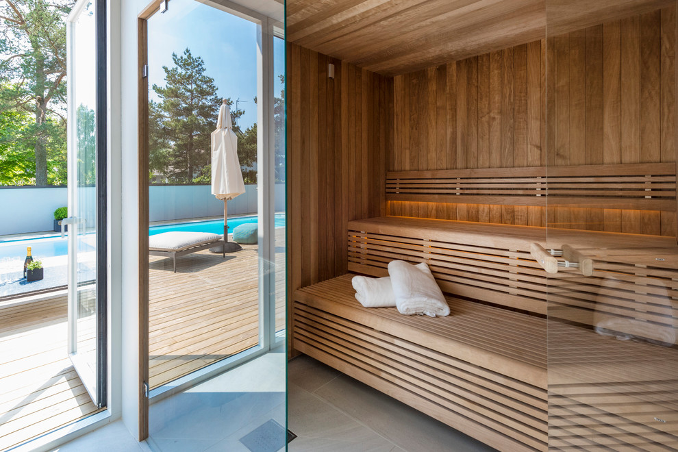 Immagine di un'ampia sauna minimal con pareti marroni e pavimento grigio