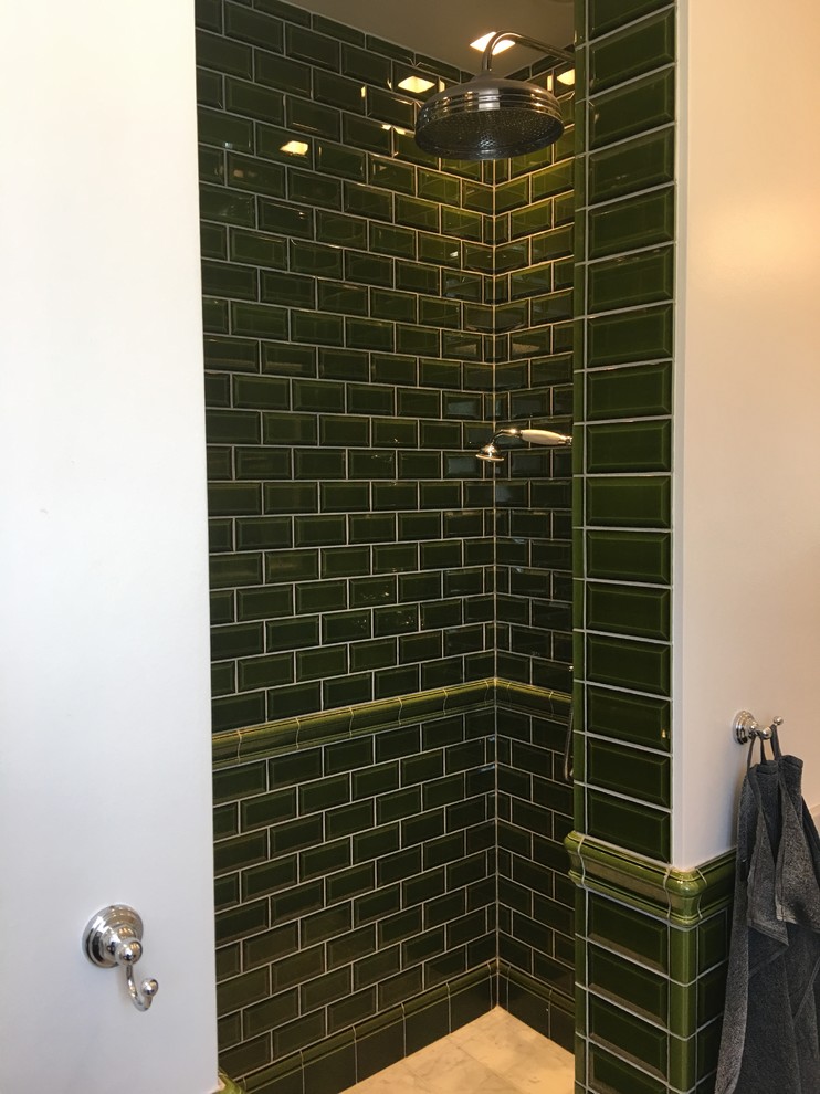 Exempel på ett litet klassiskt badrum med dusch, med vita skåp, ett badkar med tassar, grön kakel, tunnelbanekakel, marmorgolv och marmorbänkskiva