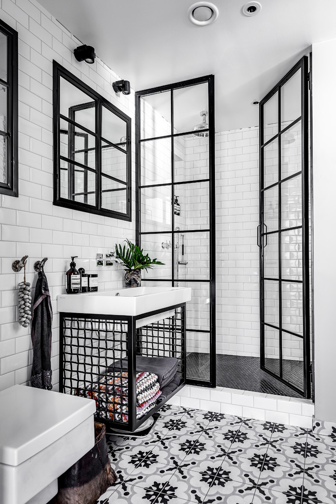 ストックホルムにあるインダストリアルスタイルのおしゃれな浴室の写真