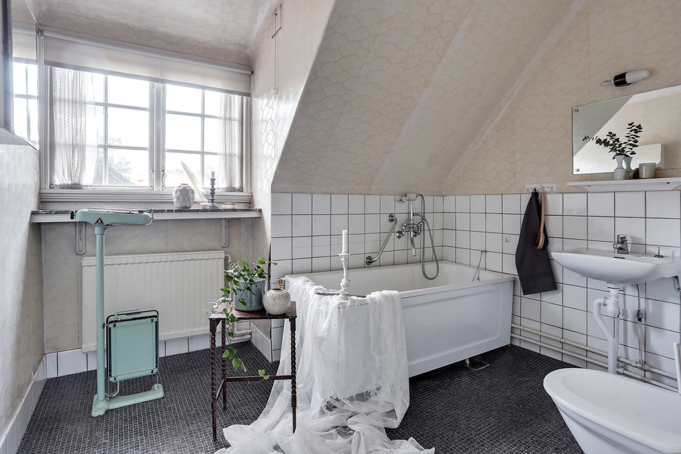 Ispirazione per una stanza da bagno con doccia classica di medie dimensioni con vasca freestanding, piastrelle in ceramica, pareti gialle, pavimento con piastrelle in ceramica e lavabo a colonna