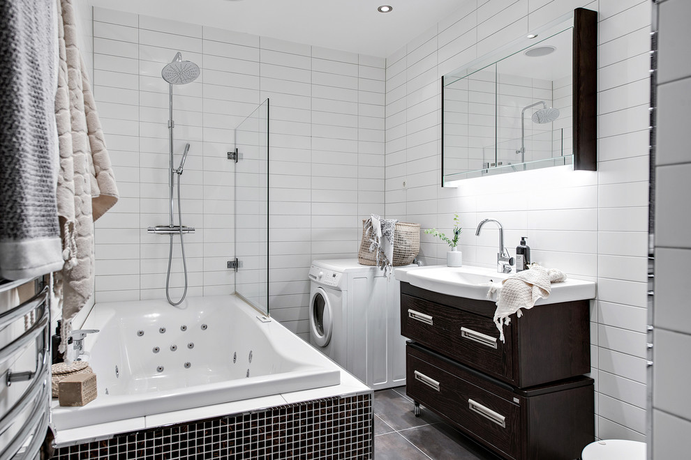 Idéer för nordiska badrum med dusch, med skåp i mörkt trä, ett hörnbadkar, en dusch/badkar-kombination, vit kakel, tunnelbanekakel, vita väggar, ett konsol handfat, brunt golv, med dusch som är öppen och släta luckor