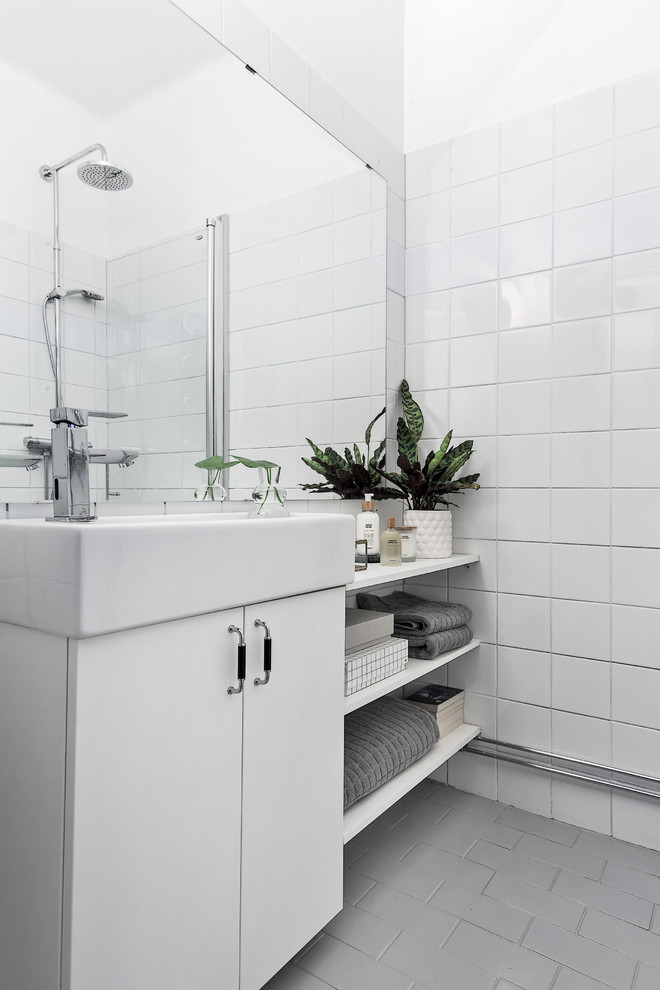 Diseño de cuarto de baño principal escandinavo pequeño con armarios con paneles lisos, puertas de armario blancas, baldosas y/o azulejos de porcelana, paredes blancas, suelo de baldosas de cerámica y lavabo integrado