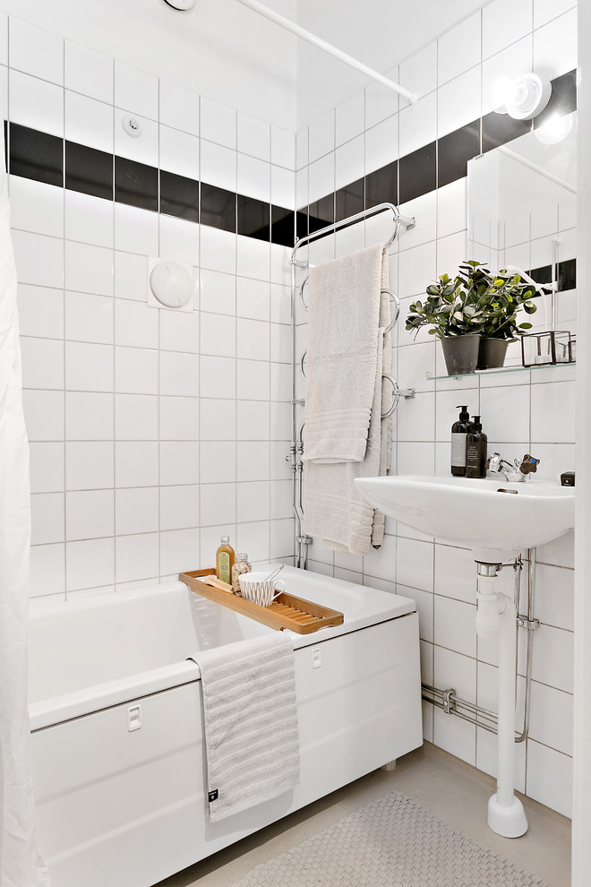 Idee per una stanza da bagno con doccia scandinava di medie dimensioni con vasca ad alcova, vasca/doccia, pistrelle in bianco e nero, pareti bianche, lavabo a colonna, piastrelle in ceramica e doccia con tenda