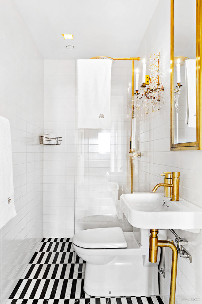 Idéer för att renovera ett stort vintage badrum med dusch, med en kantlös dusch, en toalettstol med separat cisternkåpa, vit kakel, tunnelbanekakel, vita väggar, ett väggmonterat handfat, klinkergolv i keramik och med dusch som är öppen