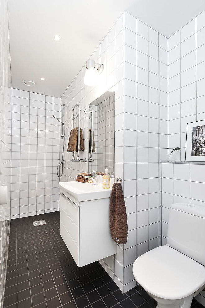 Inspiration för mellanstora klassiska badrum med dusch, med släta luckor, vita skåp, en öppen dusch, en toalettstol med separat cisternkåpa, vita väggar, ett nedsänkt handfat, keramikplattor, klinkergolv i keramik och med dusch som är öppen