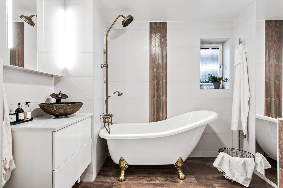 Modern inredning av ett mellanstort badrum med dusch, med släta luckor, vita skåp, brun kakel, vit kakel, marmorbänkskiva, ett badkar med tassar, en dusch/badkar-kombination, vita väggar, ett fristående handfat, brunt golv och med dusch som är öppen