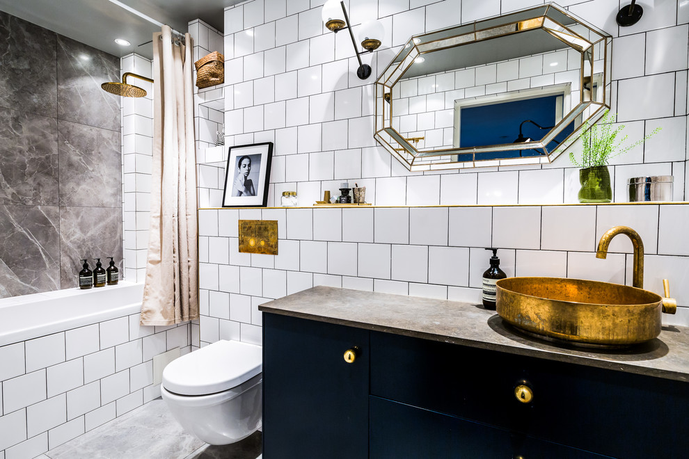 Пример оригинального дизайна: ванная комната среднего размера в стиле неоклассика (современная классика) с фасадами островного типа, черными фасадами, разноцветными стенами, душевой кабиной и столешницей из талькохлорита