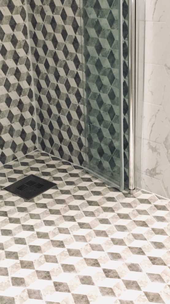Exempel på ett litet modernt badrum med dusch