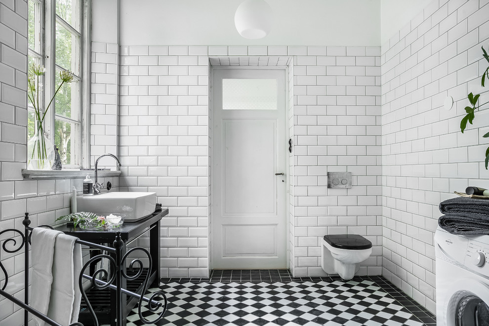 マルメにある広いトラディショナルスタイルのおしゃれな浴室の写真