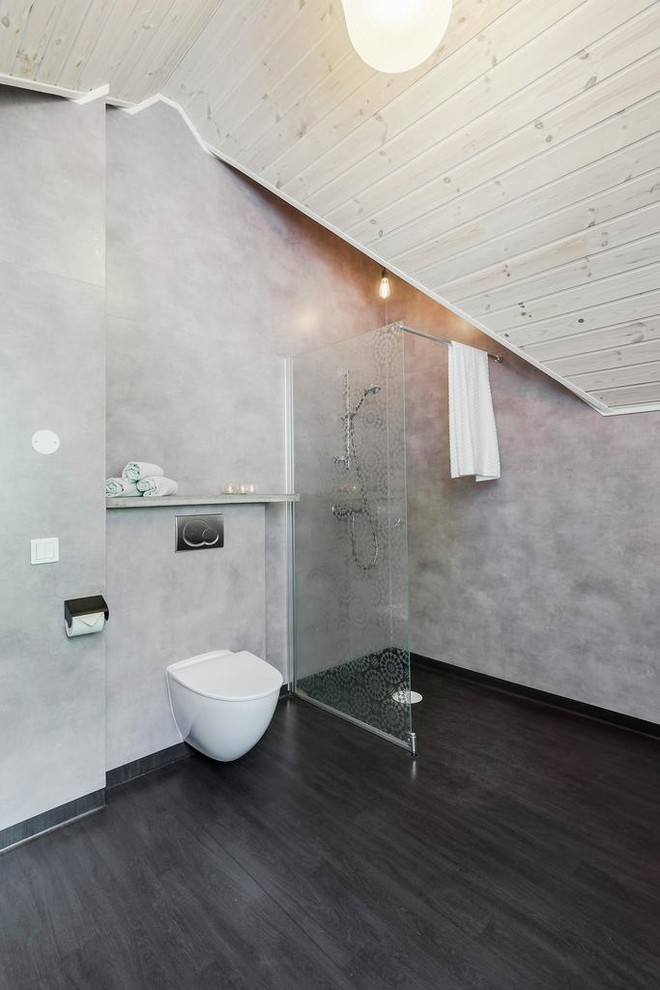 Idéer för stora industriella badrum, med en hörndusch, en vägghängd toalettstol, grå väggar, svart golv och med dusch som är öppen