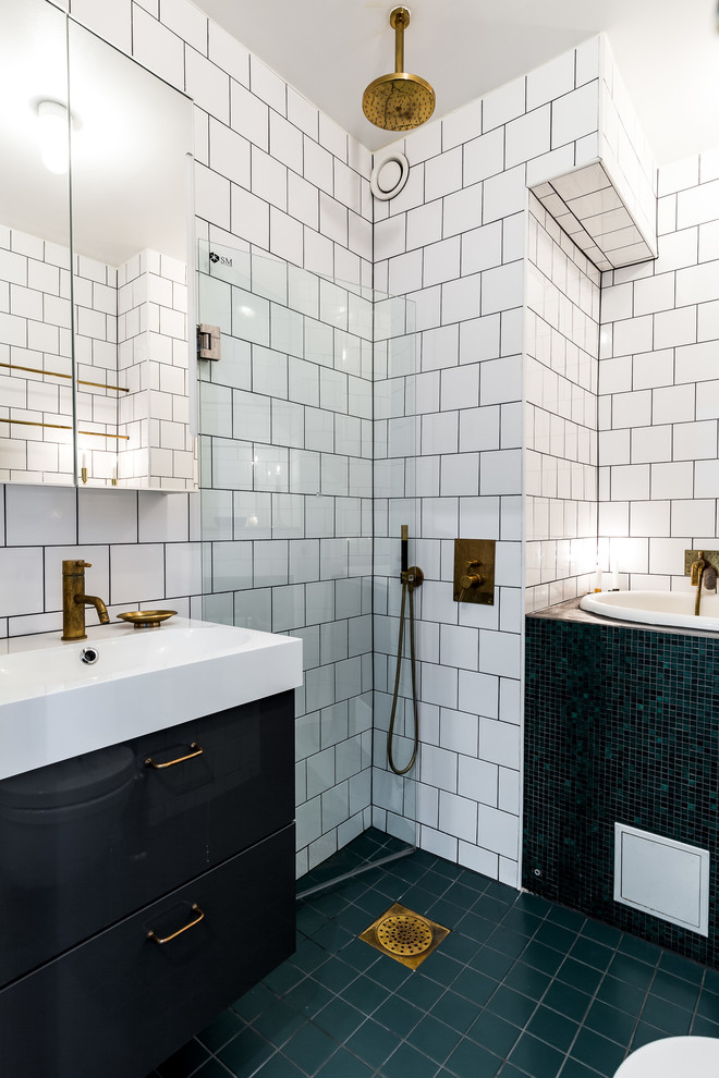 Ejemplo de cuarto de baño nórdico de tamaño medio con armarios con paneles lisos, puertas de armario negras, paredes blancas, aseo y ducha y suelo verde
