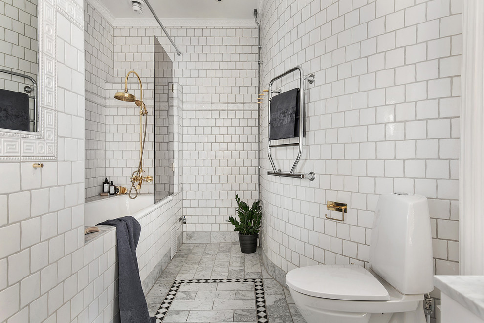 На фото: большая главная ванная комната в скандинавском стиле с полновстраиваемой ванной, душем над ванной, раздельным унитазом, керамической плиткой, белыми стенами и открытым душем
