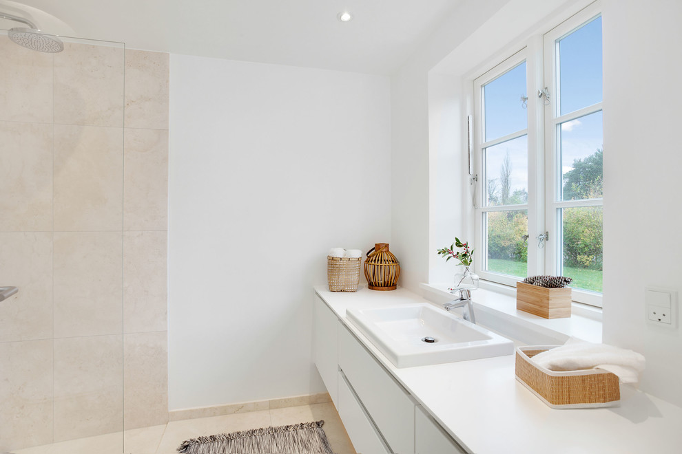 Idéer för mellanstora nordiska en-suite badrum, med släta luckor, vita skåp, en dusch i en alkov, beige kakel, keramikplattor, vita väggar, marmorgolv, ett avlångt handfat, laminatbänkskiva och med dusch som är öppen