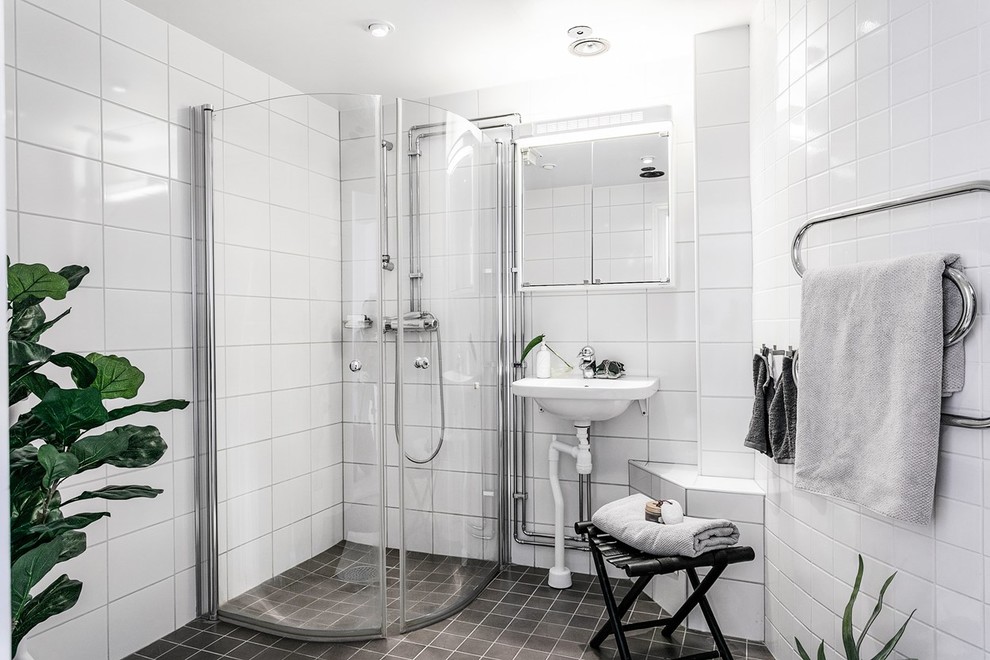 Bild på ett minimalistiskt badrum, med ett väggmonterat handfat och grått golv