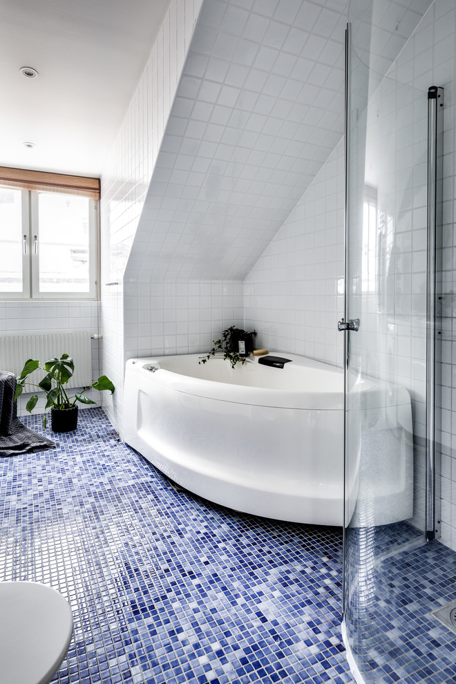 Bild på ett nordiskt badrum, med vita väggar, mosaikgolv och blått golv