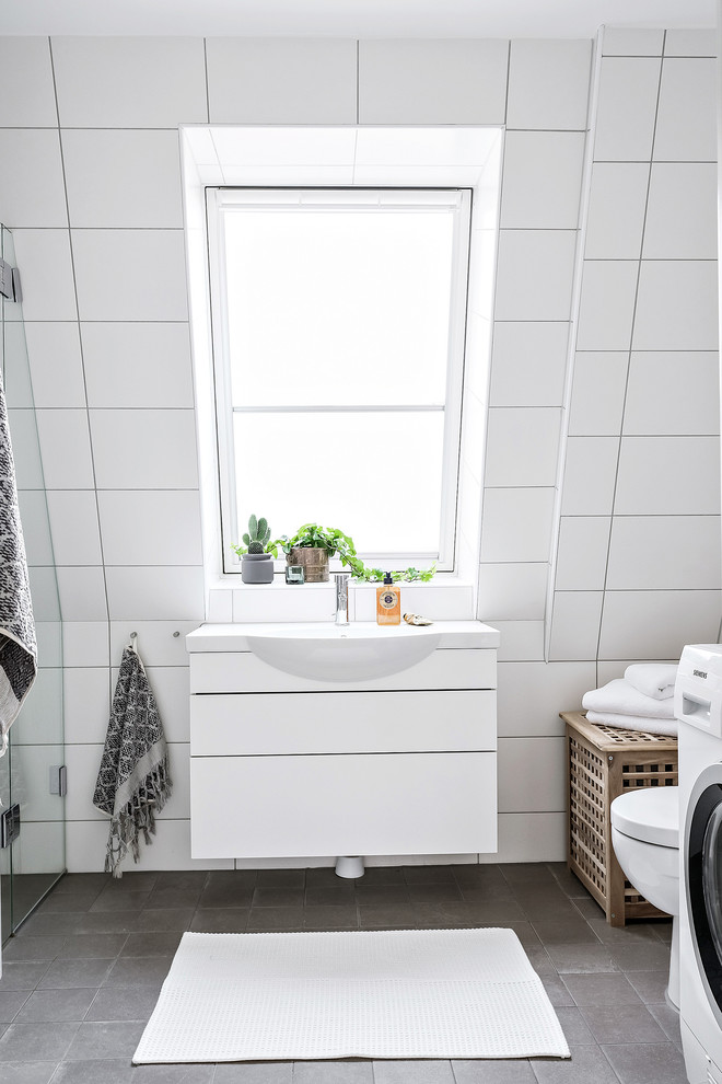 Идея дизайна: ванная комната среднего размера в стиле модернизм с плоскими фасадами и белыми фасадами