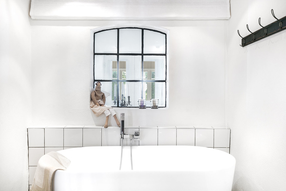 Exemple d'une salle de bain nature avec un carrelage blanc.