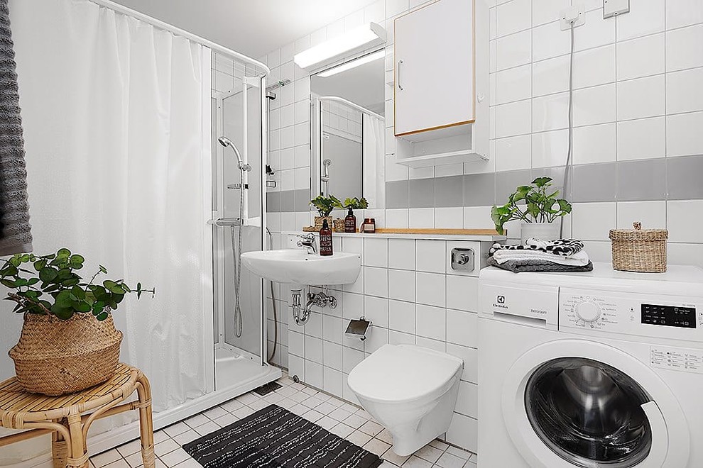 Exempel på ett minimalistiskt badrum med dusch, med en vägghängd toalettstol, grå kakel, vit kakel, flerfärgade väggar, ett väggmonterat handfat, vitt golv och dusch med duschdraperi