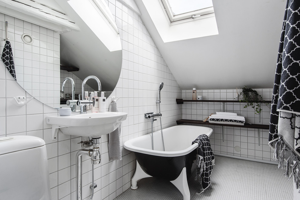 На фото: ванная комната в скандинавском стиле с отдельно стоящей ванной, душем над ванной, белой плиткой, раковиной с пьедесталом, белым полом и открытым душем с