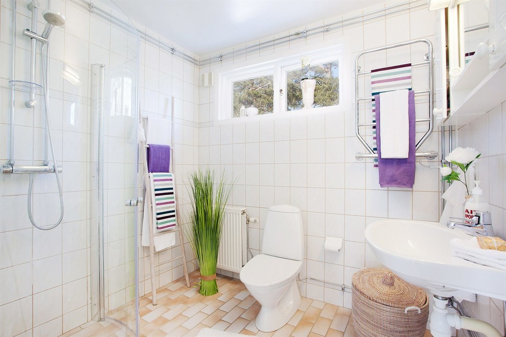 Foto di una stanza da bagno scandinava