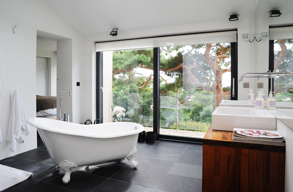 Idee per una stanza da bagno padronale contemporanea con ante in legno bruno, pareti bianche e pavimento nero